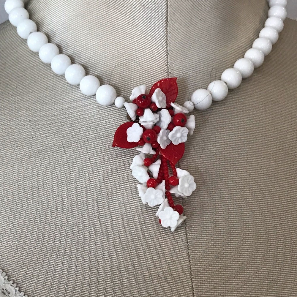 Glass Necklace resembles early Miriam Haskell